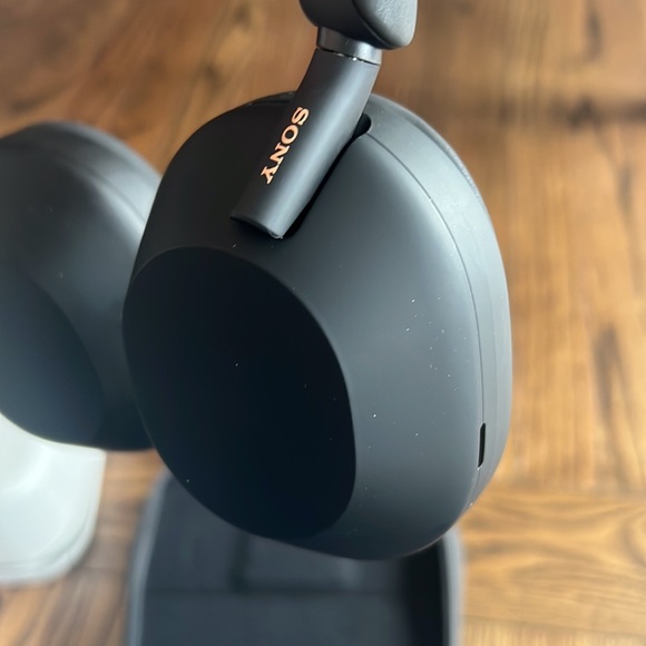 Sony - WH-1000XM5 Wireless Noise-Canceling Over-the-Ear Headphones - Black - Picture 8 of 13